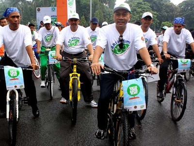 Menhut Bersepeda