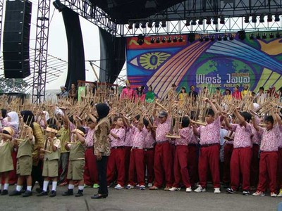 2.010 Pelajar Bermain Angklung