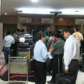 Penumpang Garuda Menumpuk di Bandara Semarang