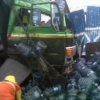 Truk Pengangkut Galon Air Mineral Tabrak Jembatan di Cibubur
