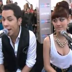 Agnes Monica Nyanyi Bareng Penyanyi Meksiko di AMA