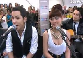 Agnes Monica Nyanyi Bareng Penyanyi Meksiko di AMA