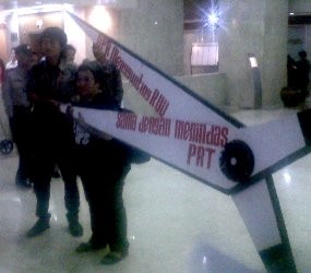 Bawa Gunting, Jala PRT Desak DPR Bahas RUU PRT