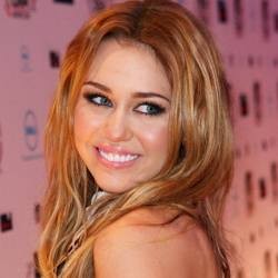 Miley Cyrus Bercumbu dengan Aktor Kanada di Pesta Ultah