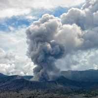 Warga Desa di Dekat Gunung Bromo Tidak Terpengaruh Status Awas
