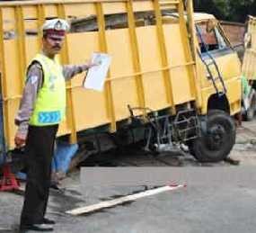 Tertabrak Truk, Pemotor Bersimbah Darah di Pancoran