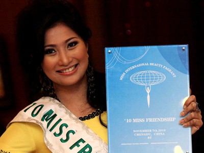 Fiza Raih Gelar Miss Friendship 2010