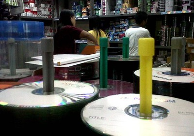 Gudang Cakram Optik Ilegal Digrebek