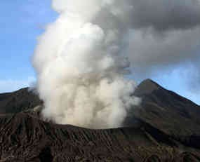 Bromo Awas, Pemprov Jatim Kirim Tenda dan Ambulance 