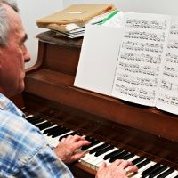 Berlatih Piano Cegah Risiko Jatuh Pada Orangtua