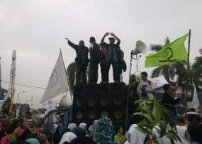 Buruh Demo Minta Kenaikan UMP, KBN Cilincing Lumpuh
