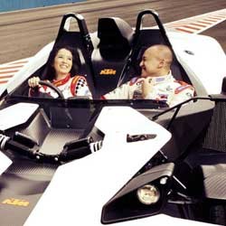 Ananda-Marcella Foto Pre-Wedding dengan Mobil Balap Futuristik