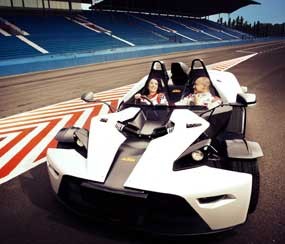Ananda-Marcella Foto Pre-Wedding dengan Mobil Balap Futuristik