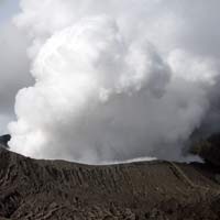 Biro Travel & Hotel Diminta Sosialisasikan Status Bromo Awas