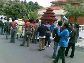 Mahasiswa Lamongan Jalan Mundur Protes Pembangunan Gedung DPRD