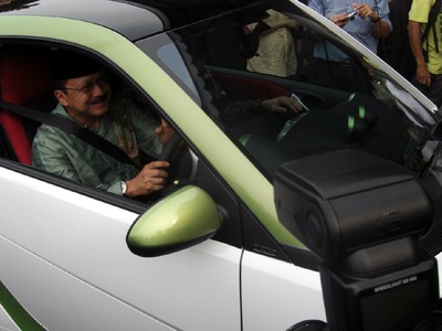 Foke Mengendarai Mobil Listrik