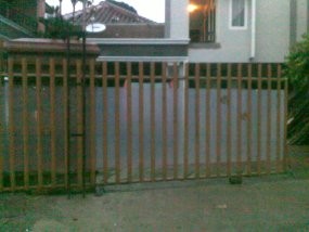 Tertimpa Pagar, Satpam Kost Tewas