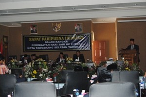 Rapat HUT ke-2 Tangsel Diwarnai Mati Lampu dan Palu Patah