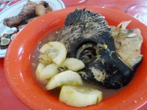 Slruup... Segar Gurih Sup Kepala Ikan Lembongan
