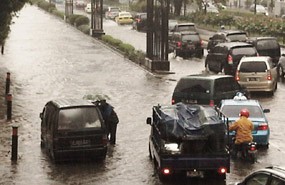 Genangan di Kuningan Surut, Lalu Lintas Lancar