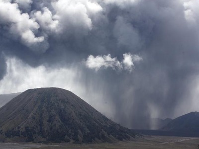 Hujan Abu di Sekitar Bromo