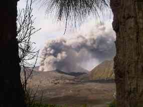 Warga Bromo akan Dievakuasi Bila Semburan Kerikil Capai Batas Aman