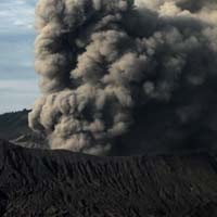 Pesawat Tujuan Malang Terimbas Abu Letusan Bromo
