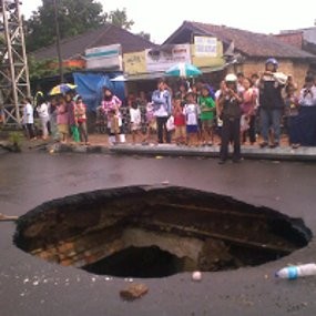 Sisa Jalan Masih Bisa Dilalui Dua Lajur Kendaraan