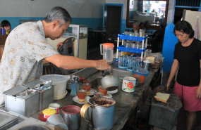 Nikmatnya Teh Susu Berusia 3 Generasi di Siantar