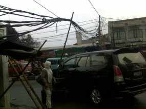 Awas Kabel Menjuntai di Pasar Minggu Akibat Hujan Angin
