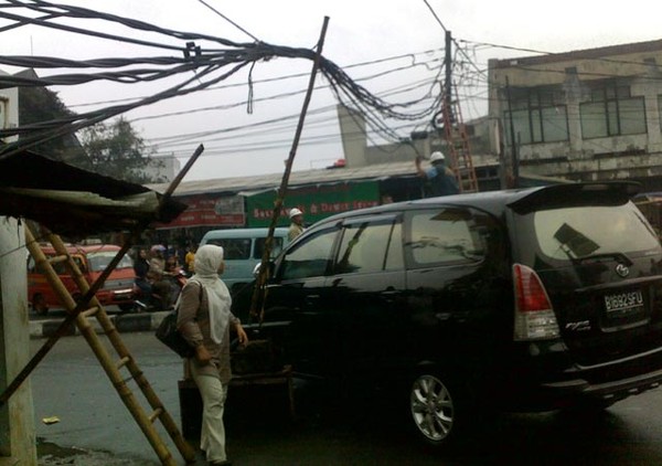 Pohon Tumbang Timpa Tiang Listrik