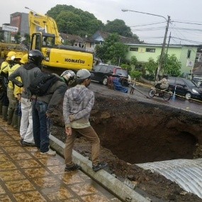 Petugas Pasang Pipa Baja untuk Mencegah Air Meluber