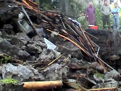 Sebuah Rumah Roboh Diterjang Lahar Dingin