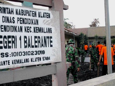 Kerja Bakti Bersihkan Sekolah di Lereng Merapi