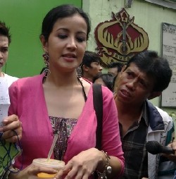 Setelah Bebas dari Penjara, Andi Soraya Langsung Mani-Pedi di Salon