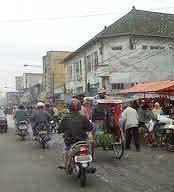 Becak di Surabaya yang Kerap Melawan Arus Jalan Satu Arah 