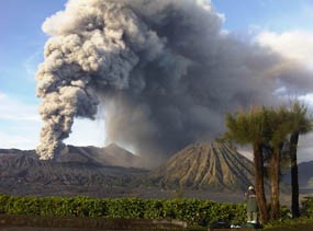Gunung Bromo Masih Awas, Semburan Asap Hitam Setinggi 800 Meter