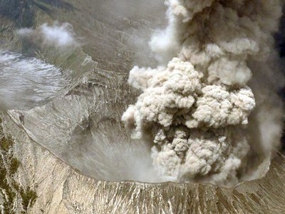 Abu Bromo Ganggu Penerbangan