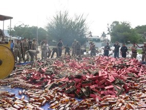 Bea Cukai Riau & Sumbar Musnahkan Miras Rp 5,7 M