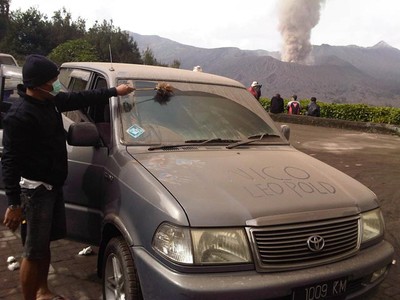 Membersihkan Guyuran Abu Bromo