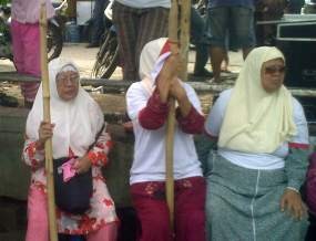 Tolak Eksekusi Rumah, Warga Kompleks Zeni Mampang Bawa Bambu Runcing