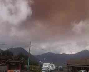 Abu Vulkanik Gunung Bromo Buat Langit Jadi Merah 