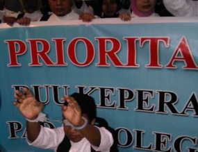 Tuntut Perbaikan Nasib, Puluhan Perawat Demo DPR