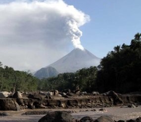Mobil Instalasi Air Bersih Disumbangkan untuk Pengungsi Merapi