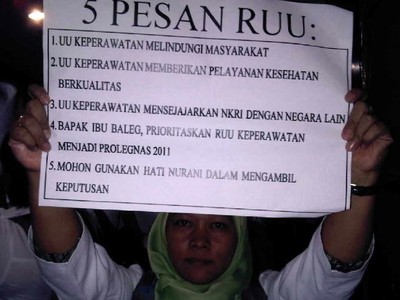 Puluhan Perawat Demo DPR 
