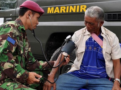 Marinir Periksa Kesehatan Warga Korban Merapi