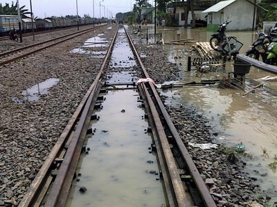 Lintasan KA Dihajar Banjir