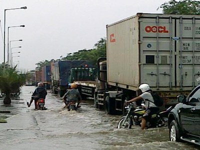 Banjir Macetkan Margomulyo-Tandes