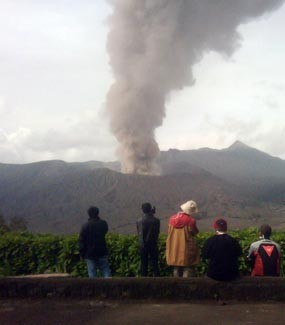 Aktivitas Bromo Menurun, Status Awas Dievaluasi