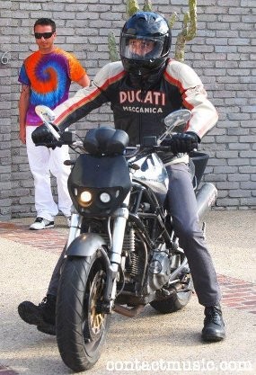 Adrien Brody Tunggangi Ducati Monster 900 Cromo